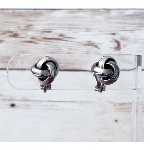 Vintage Clip On Earrings Silver Tone Knot Design 0.5" - Picture 1 of 6
